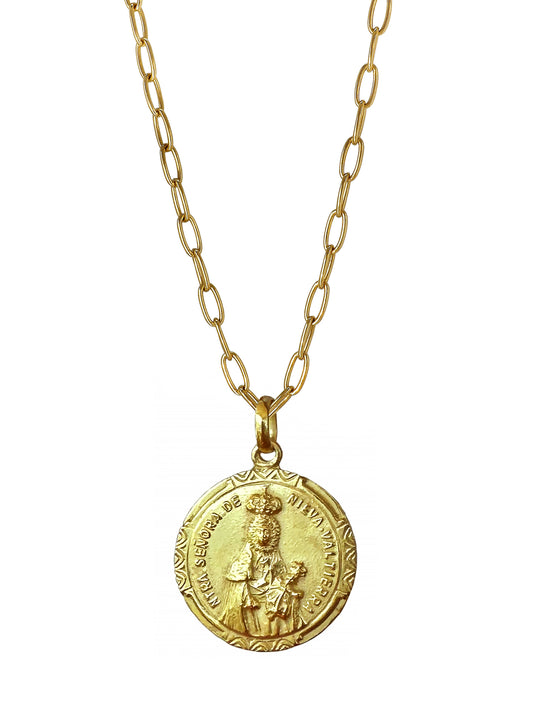 Beautiful Chain Necklace featuring a beautiful antique pendant featuring Our Lady of Nieva, she is the protector of harvests against lightning and hail. On the back the letters JR were delicately engraved. All the Metalwork is made of 925 Sterling Silver,