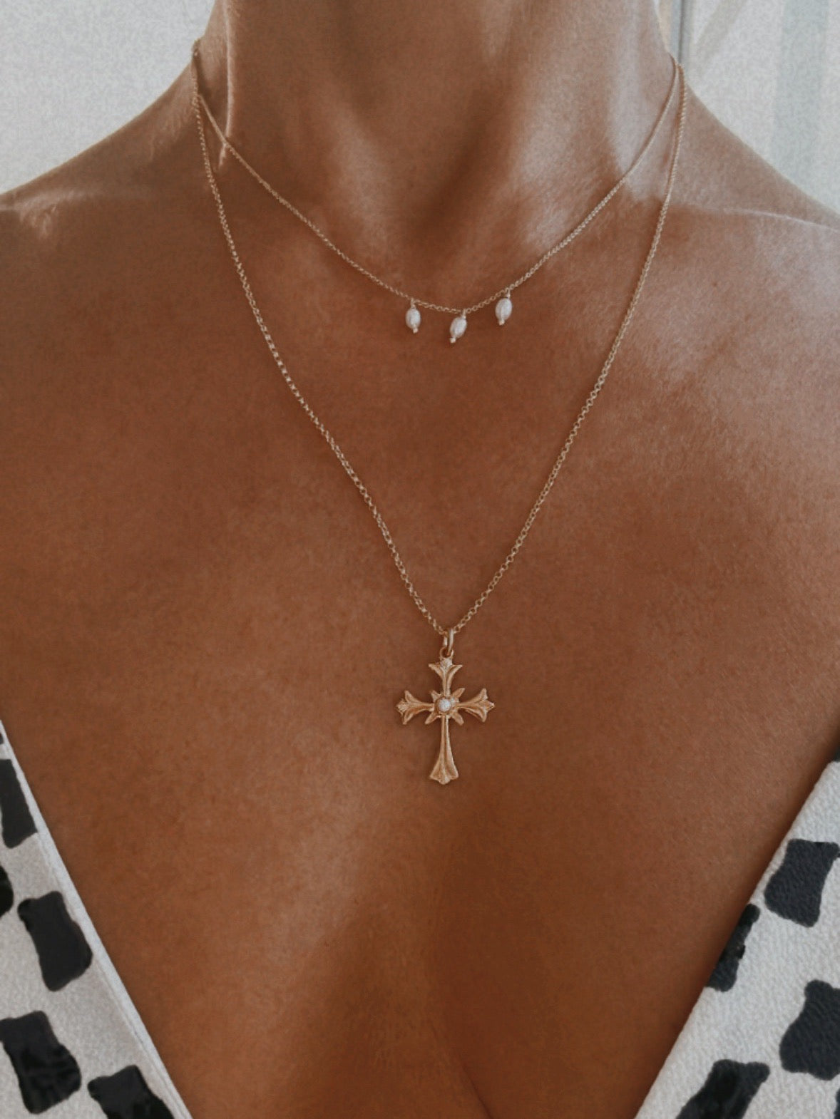 Cross necklace in Gold plated Silver, featuring japanese and baroque pearls